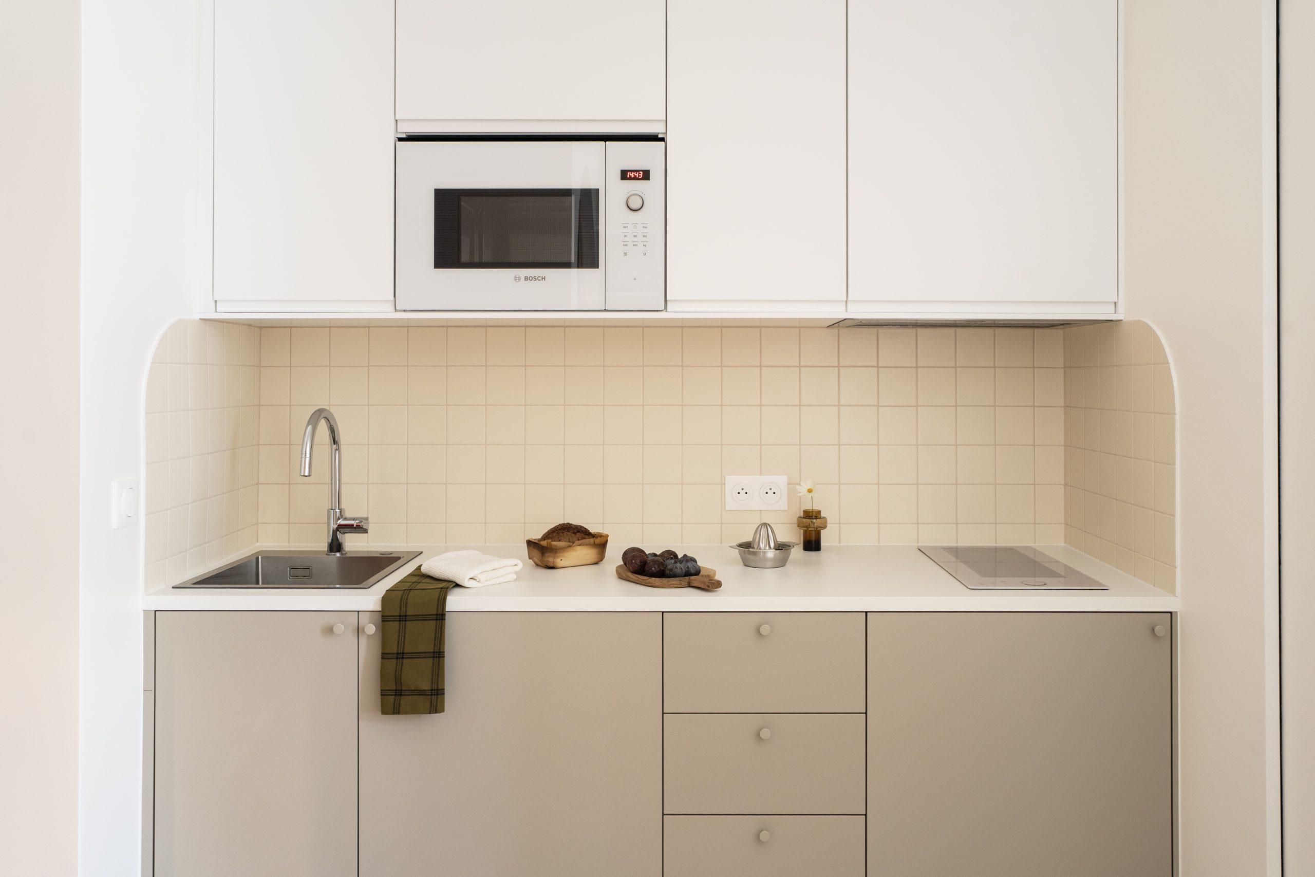 Cuisine contemporaine sur mesure avec rangements intégrés et lignes épurées