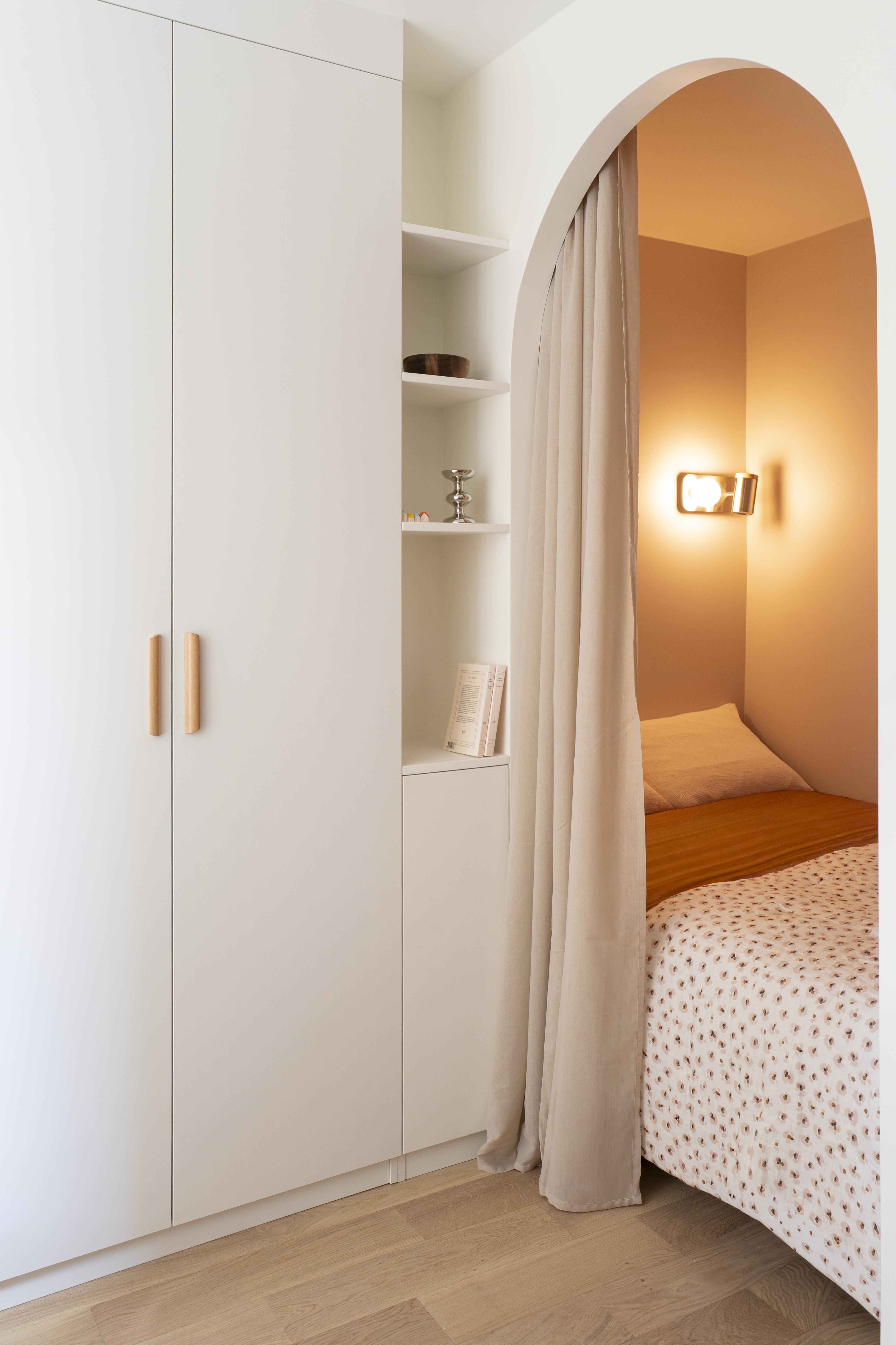 Vue d’ensemble du studio rénové avec coin nuit en alcôve, arche architecturale et circulation fluide