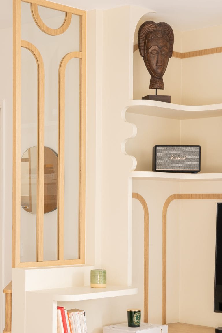 Détail d'étagère en bois avec sculpture de masque africain et enceinte Marshall