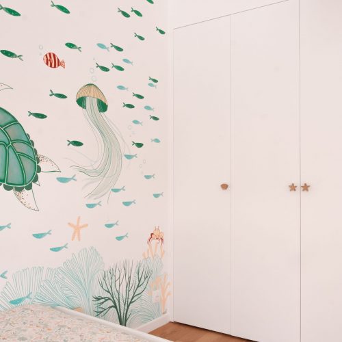 CamilleHuguenot_LesDécoreuses_Montreuil_4-5_HD-26 Chambre d’enfant avec fresque murale marine et rangements intégrés en blanc.