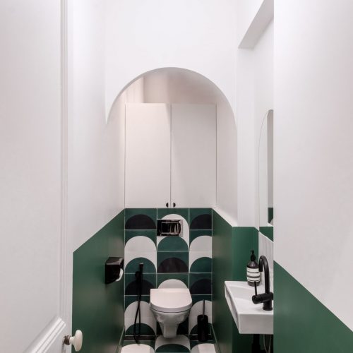 Camille_Huguenot_Decoreuses_Caulaincourt_web-1 Rénovation de toilettes design avec lavabo suspendu