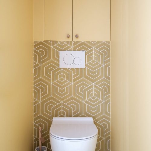 Camille_Huguenot_Decoreuses_Charonne_HD-19 Toilettes modernes avec placard en bois et carrelage hexagonal jaune à motifs graphiques