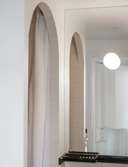 Miroir avec arcade et rideau pour une ambiance vintage