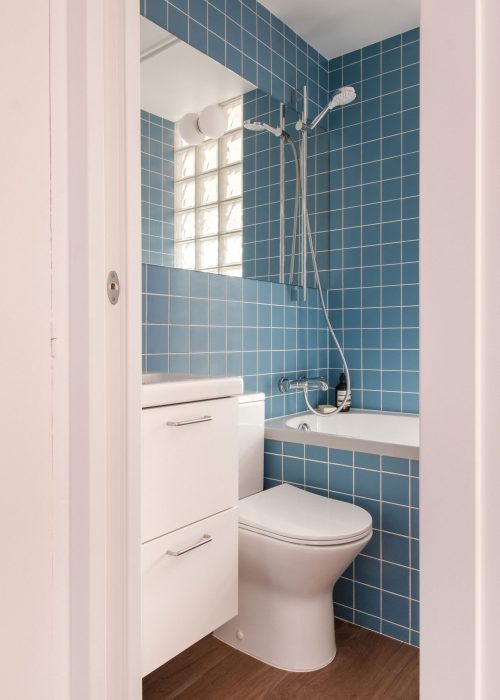 Camille_Huguenot_LesDécoreuses_FelixFaure_HD-2 Détail de la salle de bain avec lumière naturelle et bougie décorative bleue