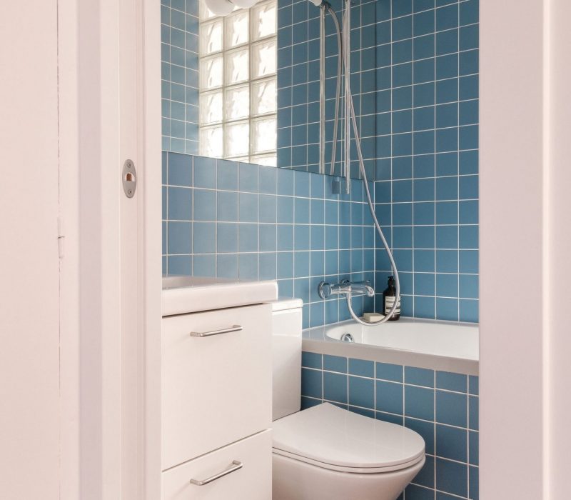 Détail de la salle de bain avec lumière naturelle et bougie décorative bleue