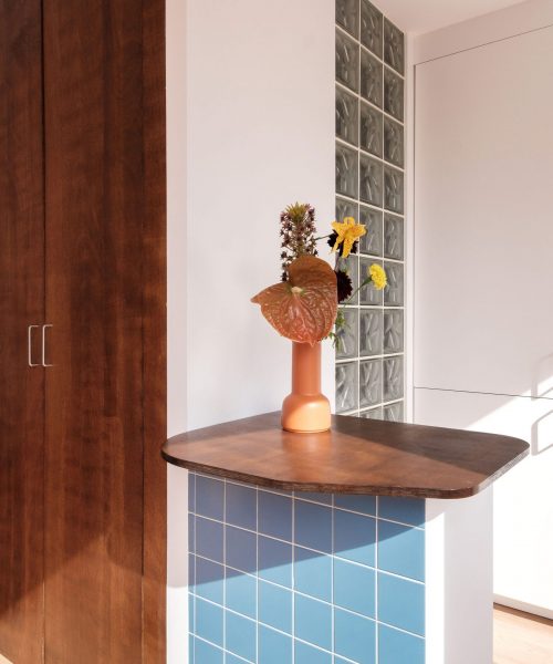 Camille_Huguenot_LesDécoreuses_FelixFaure_HD-8 Cuisine rénovée avec carrelage bleu et meubles blancs dans un studio lumineux