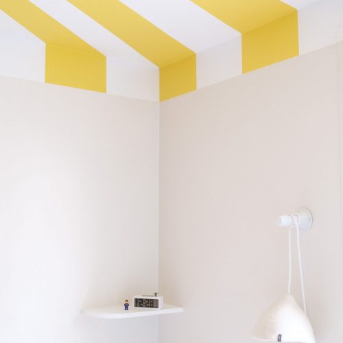 Camille_Huguenot_LesDecoreuses_Fondary_HD-17 Plafond avec rayures jaunes et blanches évoquant un chapiteau de cirque.