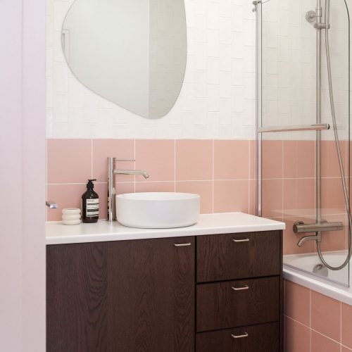 Camille_Huguenot_LesDecoreuses_Ornano_HD-17 Salle de bain avec meuble vasque en bois foncé et carrelage rose et blanc.