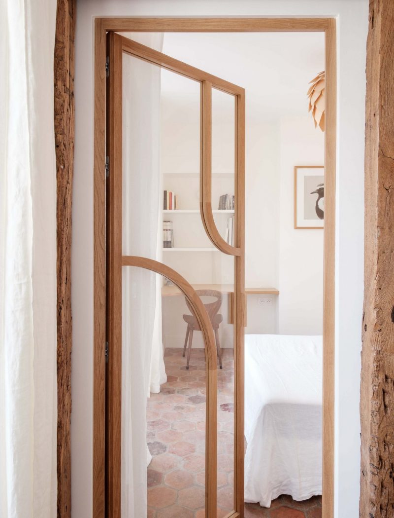 Rénovation d’une chambre lumineuse avec verrière en bois et cloison vitrée