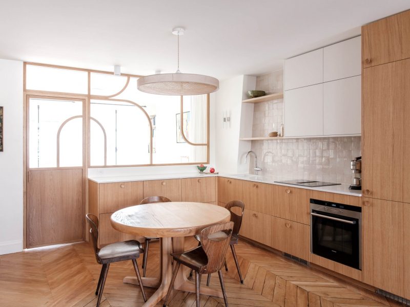 Rénovation d’une cuisine moderne avec des façades en bois naturel