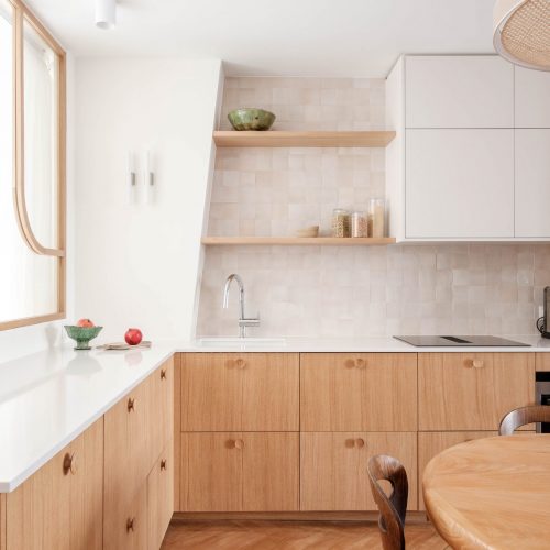 renovation-cuisine-bois-moderne Rénovation d’une cuisine moderne avec des façades en bois naturel