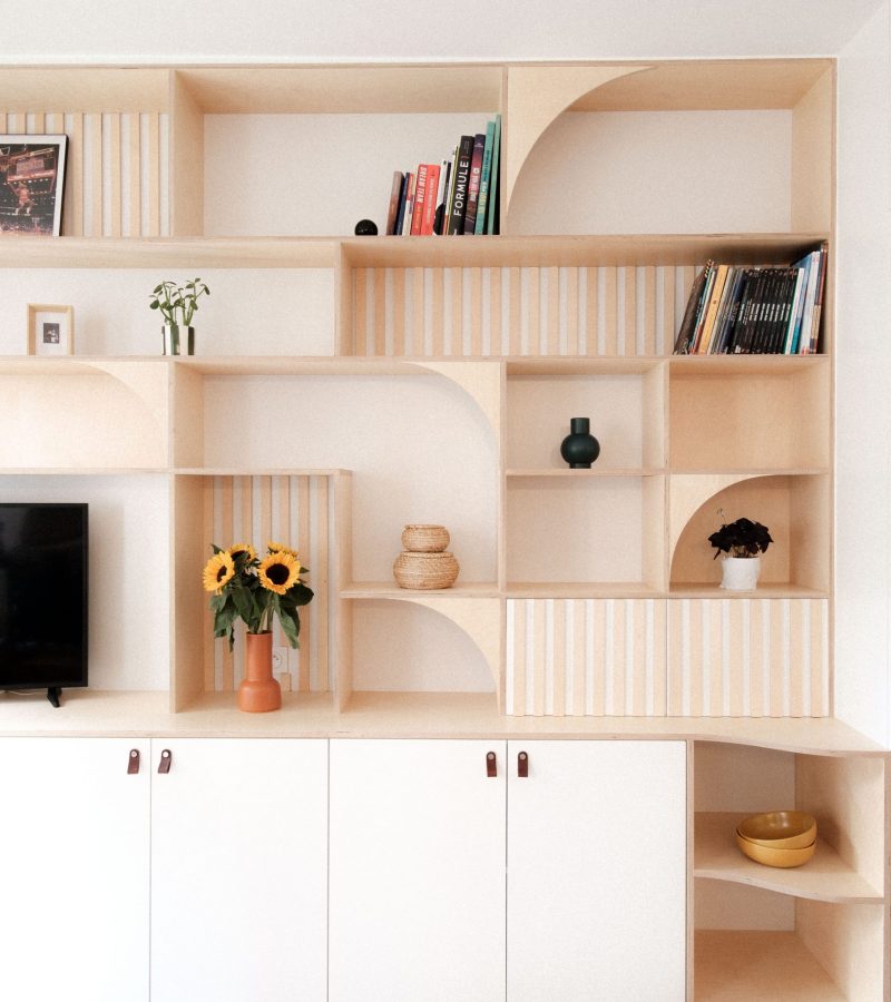 Mobilier en bois sur mesure : bibliothèque intégrée avec espace TV et étagères décoratives
