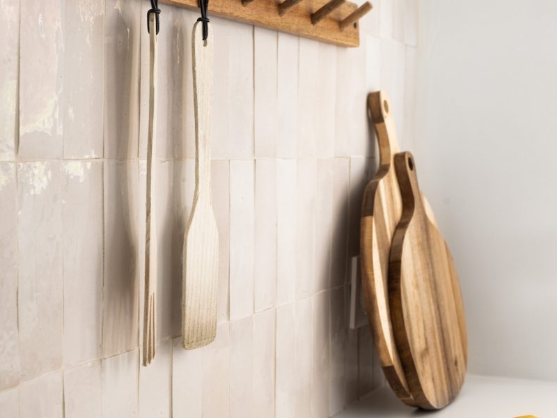 Détail du porte-ustensiles en bois et des planches à découper suspendues