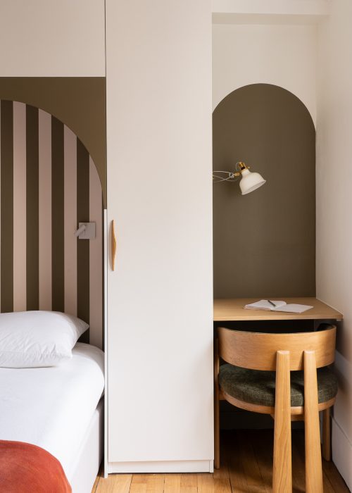 Chambre avec niche bureau en arche vert kaki, liseuse laiton et chaise en chêne