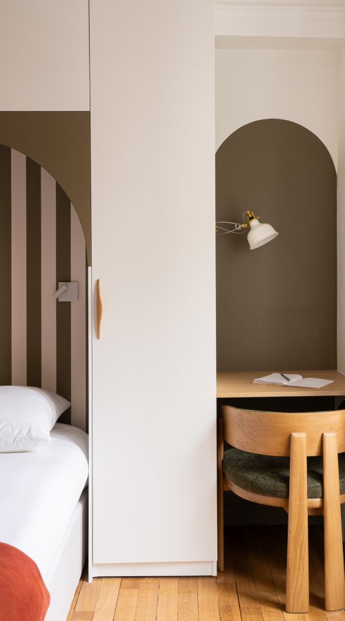Chambre avec niche bureau en arche vert kaki, liseuse laiton et chaise en chêne
